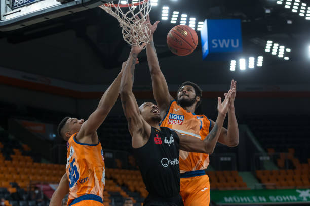 再度通过一 再度通过一